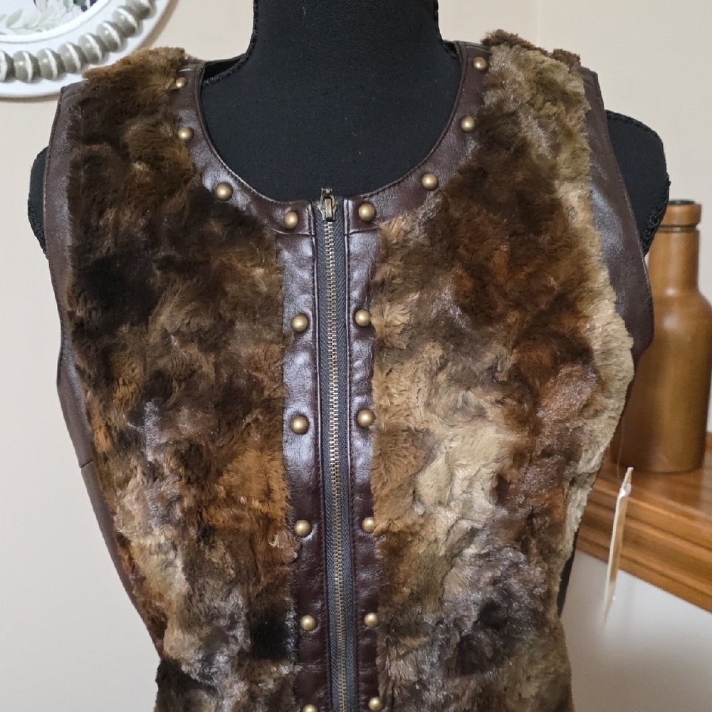 Reba Plush Faux Fur Vest - Picture 4 of 5